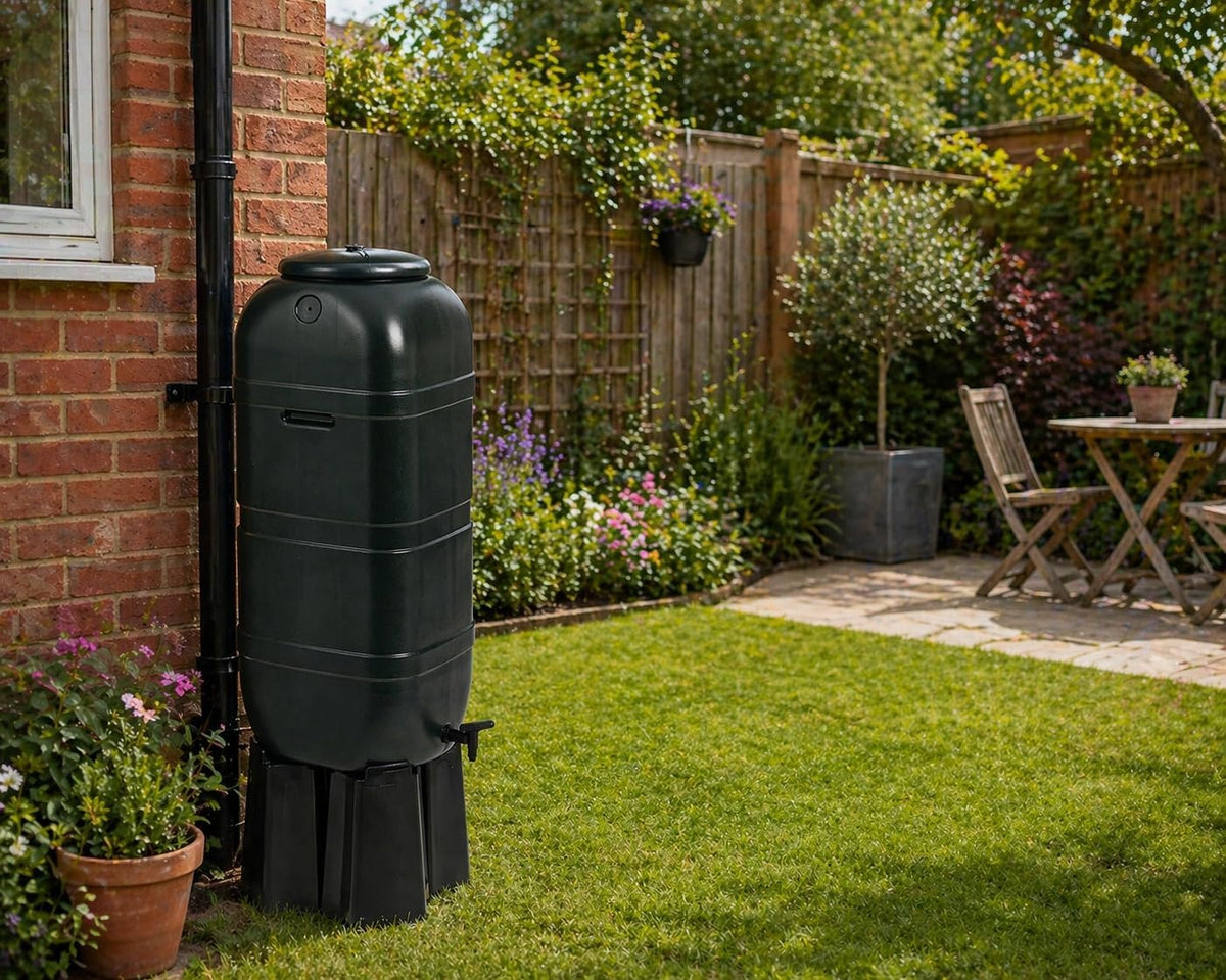 100L Slim Space Saver Water Butt with Tap, Lid & Stand – Rainwater Collection Barrel for Garden, Outdoor Water Storage Tank, Compact Slimline Water Butt Kit, Black